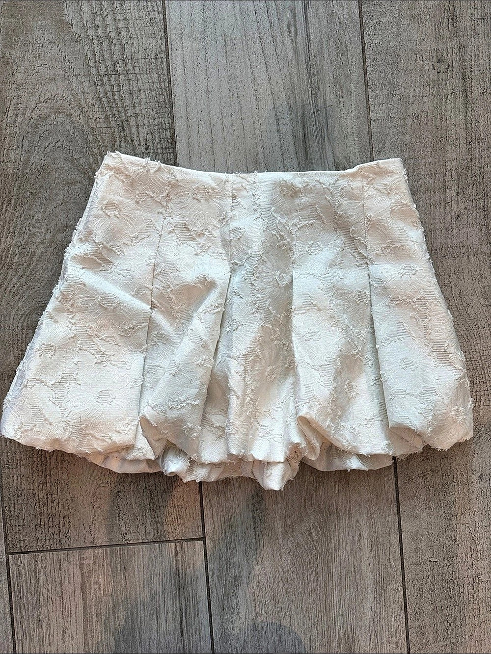 Zara Textured High-Waist Shorts in White Size Medium